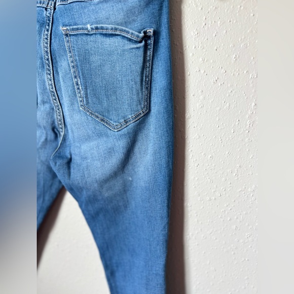 Hollister Curvy High-Rise Super Skinny
Jeans Size 3S Classic Stretch Denim
Blue - Picture 4 of 5